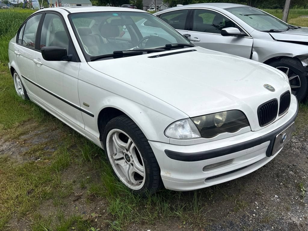 2000 BMW 3 Series 323i in White — front three-quarter view